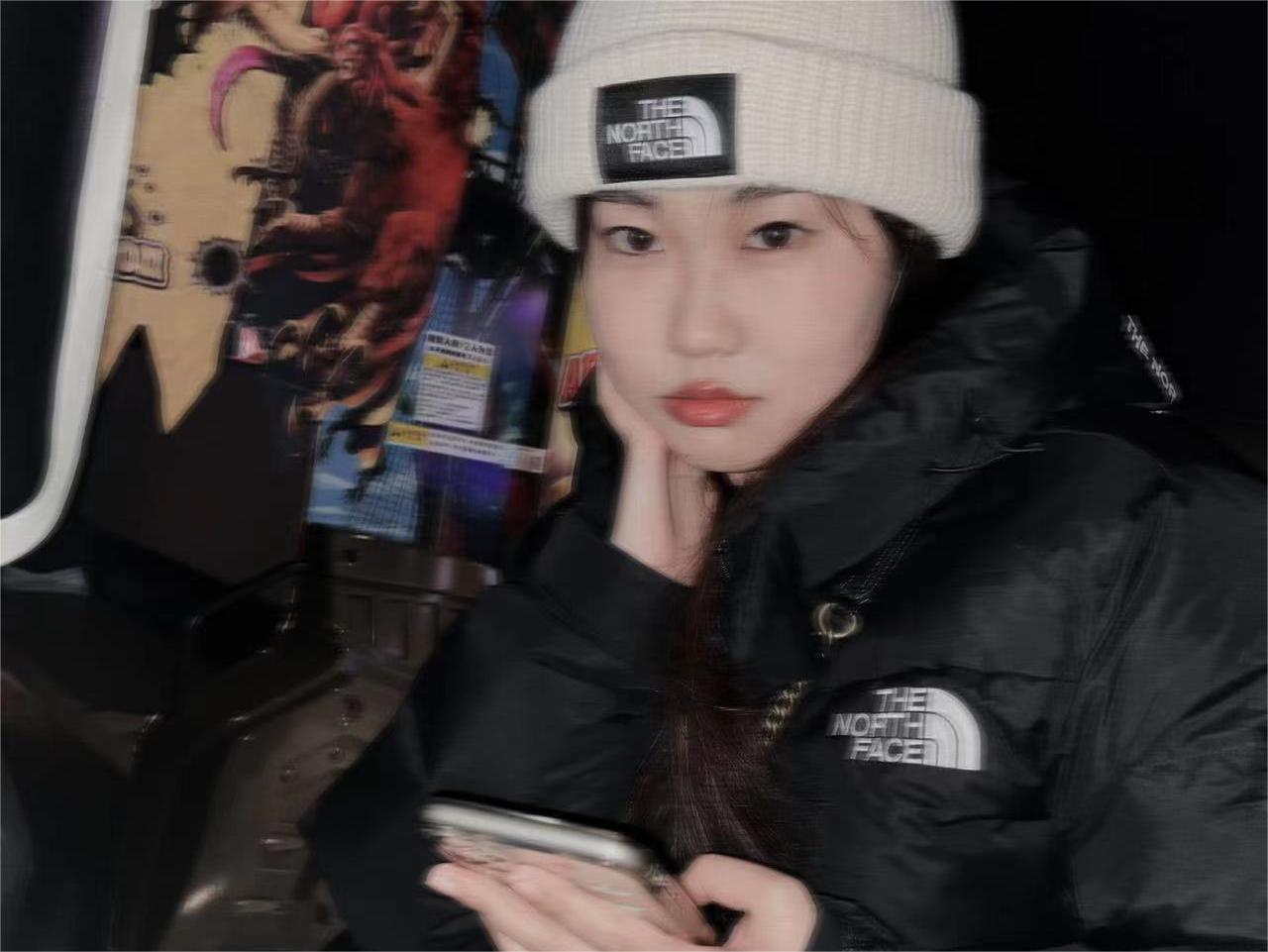 小孩戴着帽子描述已自动生成