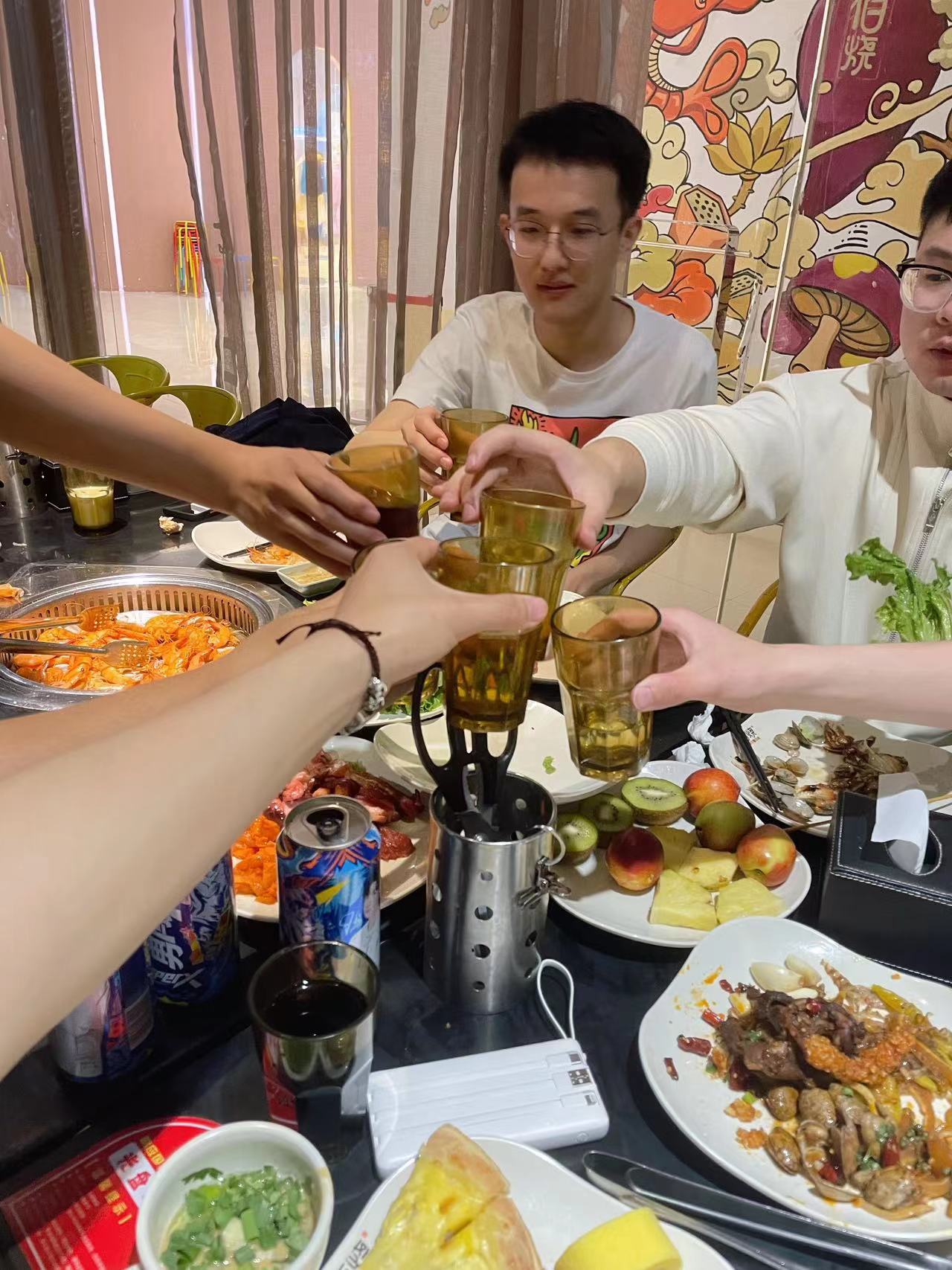 一群人在餐厅吃饭描述已自动生成