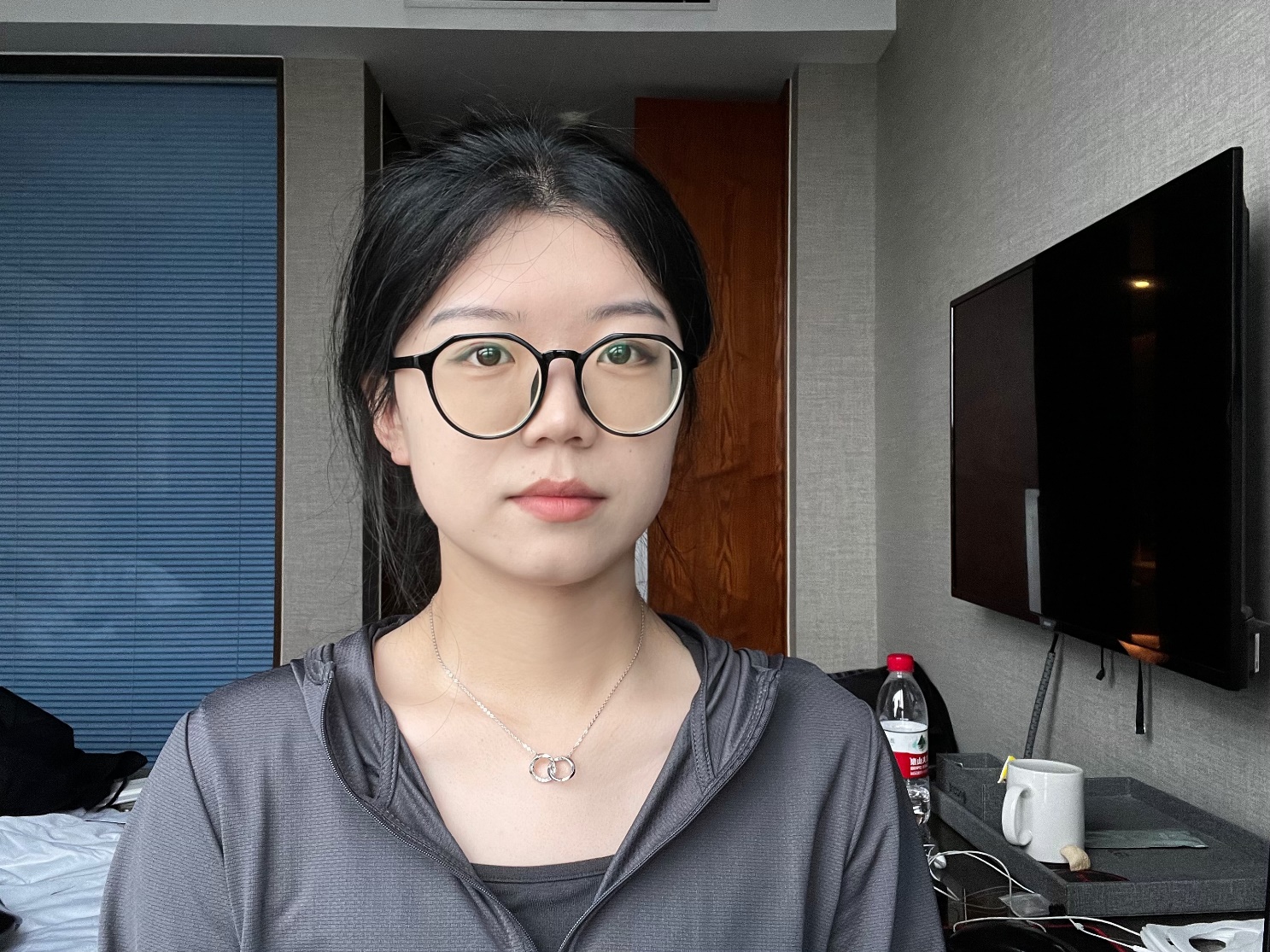 女人戴着眼镜描述已自动生成